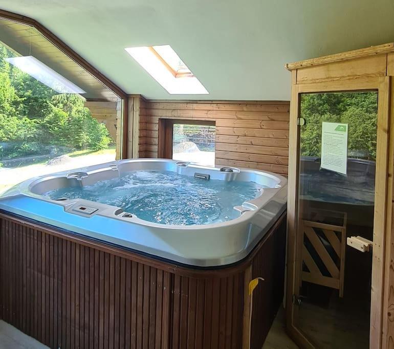 Pensiune Subcrai Cu Centru Spa Zărneşti Esterno foto