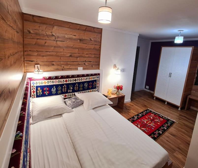 Pensiune Subcrai Cu Centru Spa Zărneşti Esterno foto