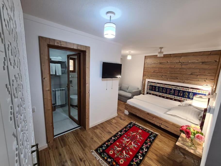 Pensiune Subcrai Cu Centru Spa Zărneşti Esterno foto
