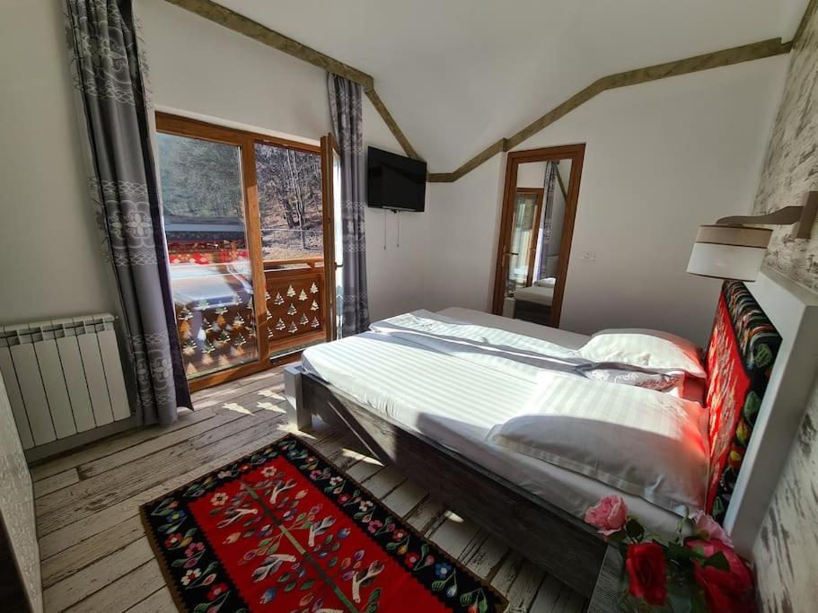 Pensiune Subcrai Cu Centru Spa Zărneşti Esterno foto